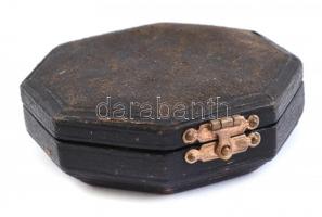 Tájoló. Andreas Vogler, XVIII. század, Augsburg. Gazdagon díszített réz tájoló ,hátulján felirattal:...