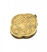 XIX. sz. eleje: Ereklyetartó. Réz, vésett díszítéssel, belül ezüst sújtással 7,5x6,5 cm / Relic holder. brass, ornamented.