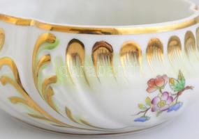 Herendi Viktória mintás bonbonniere rózsás fedéllel Kézzel festett, jelzett, hibátlan. d: 12,5 cm