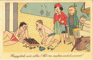 Hagyjátok már abba! Fél óra múlva indul a vonat! Képzőművészeti Alap Kiadóvállalat / Humorous art postcard, chess on the beach s: Kasso (EK)
