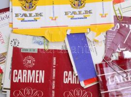 Egy nagy zacskónyi cigaretta címke, doboz borító