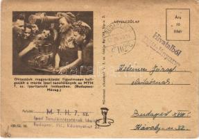 1953 Oktatójuk magyarázatát figyelmesen hallgatják a marós ipari tanulólányok az MTH 7. sz. iparitanuló intézetben (Budapest-Mávag). Művészeti Alkotások. Magyar szocialista propaganda / Hungarian Socialist propaganda (EB)