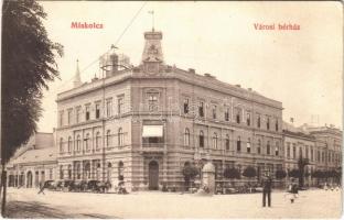 1910 Miskolc, Városi bérház, piac árusokkal, lovaskocsik, rendőr (EK)