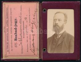 1896 Schickedanz Albert (1846-1915) műépítész, festő, a Millenniumi emlékmű, a Műcsarnok és a Szépművészeti Múzeum tervezőjének fényképes szabadjegye az Ezredéves Országos Kiállításra, melyre a fenti művek is készültek. Autográf aláírásával. Bőr tokkal.