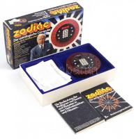 Zodiac, der astrologische Computer, horoszkóp-számítógép játék, saját, kissé sérült dobozában, eredeti német nyelvű kézikönyvvel és leírással, jó állapotban, elem cserére szorul.