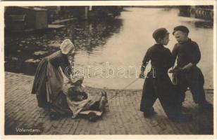 1928 Volendam, street view with children (EB)