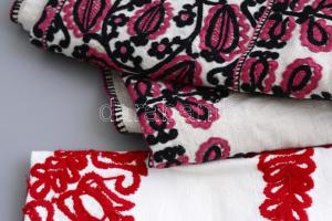 2 db nagy méretű kézi hímzésű függöny: 315x62 cm + 1 kisebb méretű hímzett terítő 65x43 cm