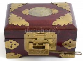 Kínai észeres doboz. Lakkozott fa, réz veretekkel, lakattal. 13x10x8 cm / Chinese jewellery box