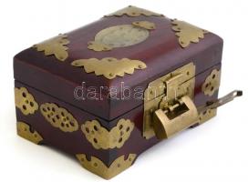 Kínai észeres doboz. Lakkozott fa, réz veretekkel, lakattal. 13x10x8 cm / Chinese jewellery box