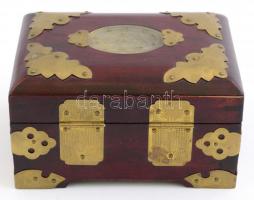 Kínai észeres doboz. Lakkozott fa, réz veretekkel, lakattal. 13x10x8 cm / Chinese jewellery box