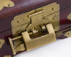 Kínai észeres doboz. Lakkozott fa, réz veretekkel, lakattal. 13x10x8 cm / Chinese jewellery box