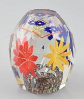 Üveg levbélnehezékm belsejében négy klf. színű virággal és10.XII.1934 dátummal. Kopásnyomokkal, karcolásokkal. m: 9 cm, d. 7,5 cm