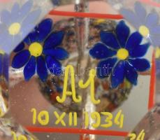 Üveg levbélnehezékm belsejében négy klf. színű virággal és10.XII.1934 dátummal. Kopásnyomokkal, karc...