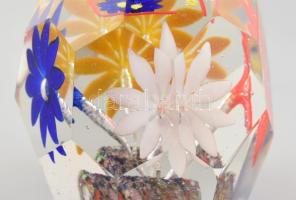 Üveg levbélnehezékm belsejében négy klf. színű virággal és10.XII.1934 dátummal. Kopásnyomokkal, karc...