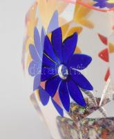 Üveg levbélnehezékm belsejében négy klf. színű virággal és10.XII.1934 dátummal. Kopásnyomokkal, karc...