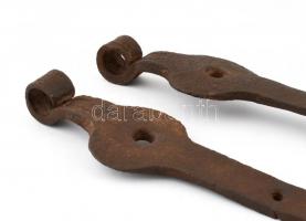 2 db antik kovácsoltvas kapu vasalat, jó állapotban, h: 66 cm