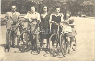 Kerékpáros társaság / Family with bicycles. photo