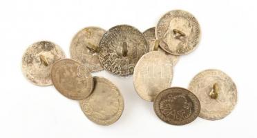 Kovácsoltvas gyertyatartó, kopásnyomokkal + 10 db monarchiás krajcáros ezüstpénz gombbá átalakítva, ...