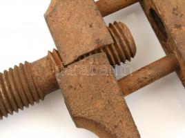 Régi fém szorító fa nyéllel, egy helyen törött, kopott, 37x12 cm