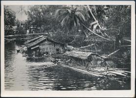 1936 Jáva, indián családi házak a folyón, vintage sajtófotó idegen nyelven feliratozva, 13x18 cm