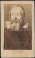 cca 1865 Galileo (1564-1642) portréja vizitkártya méretű fotópapíron, felirata: Mégis mozog a föld, keményhátú vintage fotó, 10,5x6,3 cm