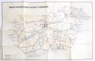 1967 Magyarország vasúti térképe, hátoldalán a külföldi összeköttetések hálózatával, 40,5x64 cm