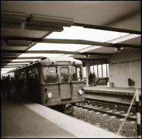 cca 1980 Budapest, a metró Pillangó utcai állomása, jármű mozgásokkal, 12 db vintage NEGATÍV, 6x6 cm