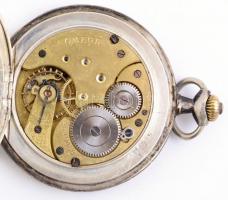 Omega zsebóra. Weisgrün Mór órás jelzett óra számlappal. Ezüst tok. Nem működő szerkezet, szép száml...