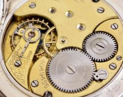 Omega zsebóra. Weisgrün Mór órás jelzett óra számlappal. Ezüst tok. Nem működő szerkezet, szép száml...