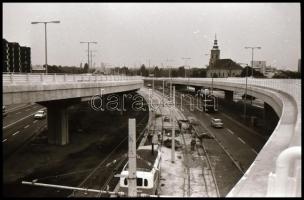1983 és 1984 Budapest, Flórián téri aul-felül járó építése idején a városkép, 42 db vintage NEGATÍV,...