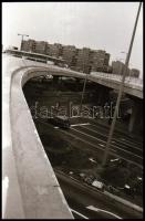 1983 és 1984 Budapest, Flórián téri aul-felül járó építése idején a városkép, 42 db vintage NEGATÍV,...
