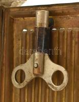 2 db utazóóra. Egyik fém házzal, kulccsal, működő, jó állapotban 16x12 cm. Másik mutató nélkül, de m...