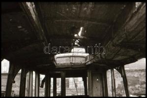 1987 Villamosok javításra várva, 30 db vintage NEGATÍV, 24x36 mm