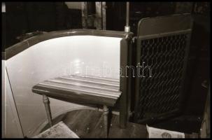 1987 Villamosok javításra várva, 30 db vintage NEGATÍV, 24x36 mm