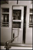 1987 Villamosok javításra várva, 30 db vintage NEGATÍV, 24x36 mm