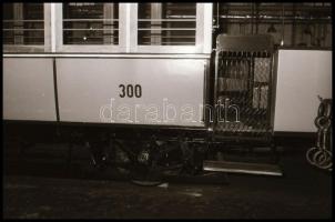 1987 Villamosok javításra várva, 30 db vintage NEGATÍV, 24x36 mm