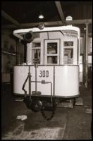 1987 Villamosok javításra várva, 30 db vintage NEGATÍV, 24x36 mm