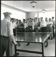 cca 1979 Kádár János (1912-1989) és Todor Zsivkov (1911-1998) politikus, államelnök ping-pong mérkőzése, vintage fotó, 18x18 cm