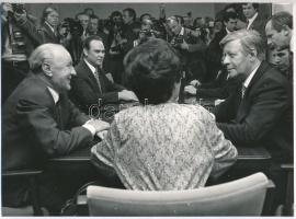 1979 Kádár János (1912-1989) és Helmut Schmidt (1918-2015) német politikus, NSZK kancellárja Budapesten tárgyalt, vintage fotó, 13x18 cm