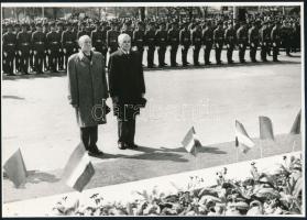 cca 1979 Kádár János (1912-1989) és Németh Károly (1922-2008) politikusok, a Szabadság téri szovjet hősi emlékmű koszorúzásán, 17,2x24,2 cm