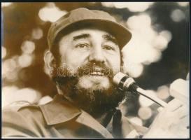 cca 1960 Fidel Castro (1926-2016) kubai forradalmár, politikus, államelnök, 1 db vintage fotó + 1 db NEGATÍV, a kettő nem ismétli egymást, 4,2x5,8 cm és 13x18 cm