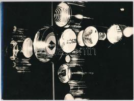 cca 1975 Fények és tükröződések, szignózott - de nem olvasható - vintage fotóművészeti alkotás, a magyar fotográfia avantgarde korszakából, 18x23,8 cm