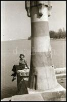 cca 1952 Balatoni felvételek (vitorlás, motoros hajó, mólók, fürdőruhák, társaság, stb.), 30 db vint...