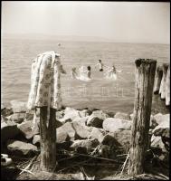 cca 1952 Balatoni felvételek (vitorlás, motoros hajó, mólók, fürdőruhák, társaság, stb.), 30 db vint...