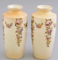 2 db virágmintás angol porcelán váza, matricás, jelzetlen, kopásokkal, máz alatti hajszálrepedésekkel, m: 20 cm