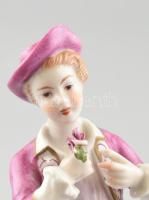 Gavallér, virággal. DR 1885 jelzésű német porcelán. Kézzel festett, jelzett, hibátlan. 14,5 cm