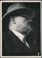 cca 1933 Kinszki Imre (1901-1945) budapesti fotóművész hagyatékából pecséttel jelzett vintage fotó (Vonaton), felületén törésvonal, 18x13 cm