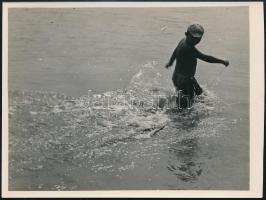 cca 1934 Kinszki Imre (1901-1945) budapesti fotóművész hagyatékából jelzés nélküli vintage fotó (Játék a vízben), felületén törésvonal, 13x17,5 cm