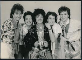 cca 1987 Dolly Roll együttes, Pető Zsuzsa feliratozott vintage fotója, felületén (bal szélén) törésnyom, 13x18 cm
