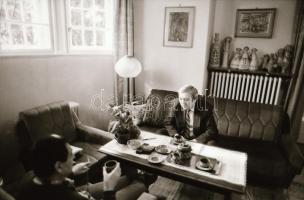 cca 1990 Pozsgay Imre (1933-2016) politikusról készült felvételek (többféle helyszínen), 36 db vinta...